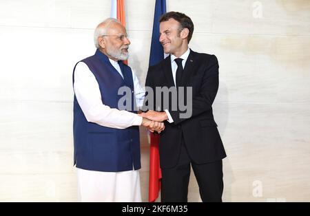 Nusa Dua, Indonesisch. 16.. November 2022. Nusa Dua, Indonesisch. 16. November 2022. Der indische Premierminister Narendra Modi, rechts, begrüßt den französischen Präsidenten Emmanuel Macron vor ihrem bilateralen Treffen am Rande des Gipfeltreffens der Staats- und Regierungschefs G20 am 16. November 2022 in Bali, Indonesien. Kredit: Presseinformationsbüro/PIB Foto/Alamy Live Nachrichten Stockfoto