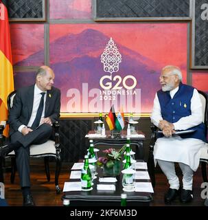 Nusa Dua, Indonesisch. 16.. November 2022. Nusa Dua, Indonesisch. 16. November 2022. Der indische Premierminister Narendra Modi, rechts, führt ein bilaterales Treffen mit dem deutschen Bundeskanzler Olaf Scholz am Rande des Gipfeltreffens der Staats- und Regierungschefs G20 am 16. November 2022 in Bali, Indonesien, durch. Kredit: Presseinformationsbüro/PIB Foto/Alamy Live Nachrichten Stockfoto