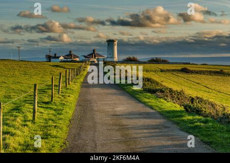 Der alte und heute nicht mehr genutzte Leuchtturm Nash Point an der Glamorgan Heritage Coast am Nash Point South Wales Stockfoto