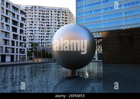 Donau City, Wien, Wien Architektur, Modern, Wien, moderne Architektur, in der Donaustadt mit Fenster und Spiegelung und Wand Stockfoto