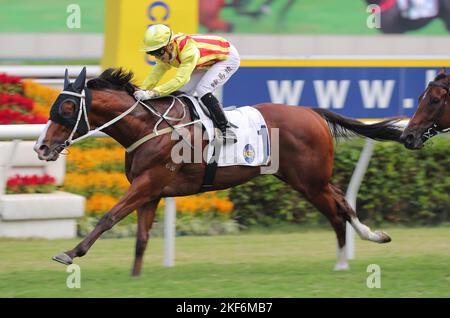 Rennen 6, CIRCUIT STELLAR (1), gefahren von Angus Chung Yik-lai, gewann die Klasse 3 über 1600m bei Sha Tin. 23OCT22 SCMP/Kenneth Chan. Stockfoto