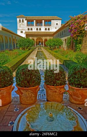 Palastgebäude in den Generalife-Gärten des Palastkomplexes Alhambra in Granada, Spanien. Stockfoto