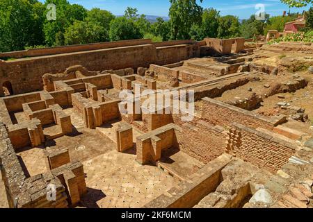 Überreste des Palacio de los Abencerrajes auf dem Gelände des Palastkomplexes Alhambra in Granada in Spanien. Stockfoto