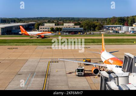 Easy Jet Airplanes, Flughafen Gatwick, West Sussex, Großbritannien. Stockfoto