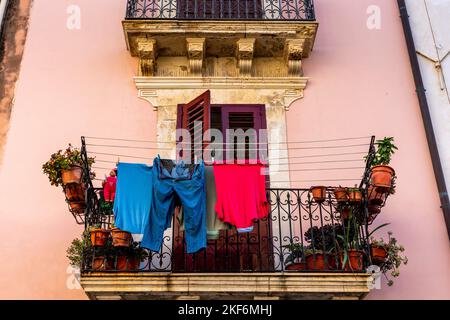 Kleidung zum Trocknen auf einem Balkon in Ortigia, Syrakus (Siracusa), Sizilien, Italien Stockfoto