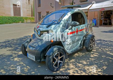 Spanisches rotes Kreuz Renault Twizy Auto. Stockfoto