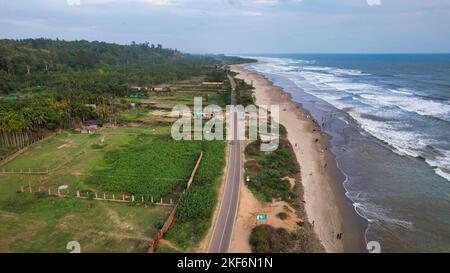 Luftaufnahme von Cox's Bazar Sea Beach und Marine Drive Road. Cox's Bazar ist der größte natürliche Meeresstrand der Welt. Stockfoto