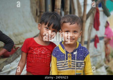 Zwei Rohingya-Kinder posieren lächelnd im Rohingya-Flüchtlingslager in Cox's Bazar. Mehr als eine Million Rohingya-Flüchtlinge leben dort. Stockfoto