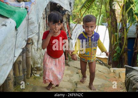 Rohingya-Kinder im Flüchtlingslager in Cox's Bazar, Bangladesch. Das größte Flüchtlingslager der Welt, in dem mehr als eine Million Menschen Zuflucht suchten. Stockfoto