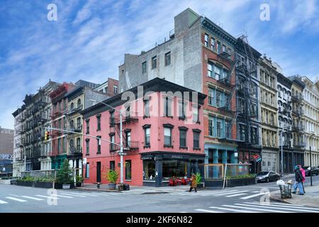 New York, NY - Oktober 2022: Altmodische Gebäude mit dekorativen Dachleisten und externen Feuerlöschanlagen im historischen Tribeca-Viertel. Stockfoto