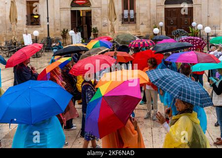 Touristen vor der Kathedrale an Einem regnerischen Tag, Ortigia, Syrakus (Sirakus), Sizilien, Italien Stockfoto