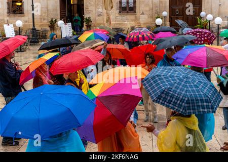 Touristen vor der Kathedrale an Einem regnerischen Tag, Ortigia, Syrakus (Sirakus), Sizilien, Italien Stockfoto