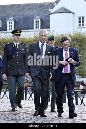 Belgien - König Philippe - Filip von Belgien und Vincent Houssiau, Stabschef des Königs von Belgien, abgebildet, als sie am Mittwoch, dem 16. November 2022, anlässlich der Feier des 250.-jährigen Bestehens der Königlichen Akademien in Brüssel bei einer akademischen Sitzung mitmachten. BELGA FOTO ERIC LALMAND Stockfoto