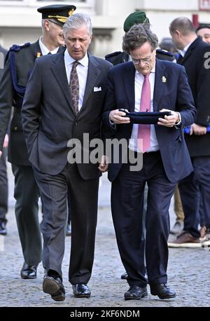 Belgien - König Philippe - Filip von Belgien und Vincent Houssiau, Stabschef des Königs von Belgien, stellten sich vor, als sie am Mittwoch, dem 16. November 2022, nach der Feier des 250.-jährigen Bestehens der Königlichen Akademien in Brüssel zu einer akademischen Sitzung kamen. BELGA FOTO ERIC LALMAND Stockfoto