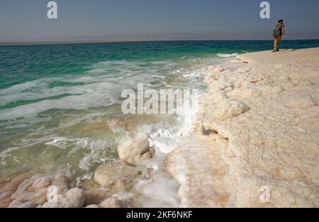 Das Tote Meer, Jordanien. Im Toten Meer gibt es nichts lebendiges. Über 400 Meter unter dem Meeresspiegel. Stockfoto