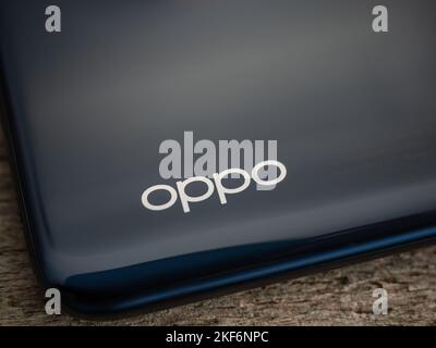 Galati, Rumänien - 11. November 2022: Kürzlich wurde das Oppo-Smartphone mit einer Dreifachkamera auf der Rückseite vorgestellt, wobei der Fokus auf dem Logo der Marke Oppo auf dem Bac liegt Stockfoto