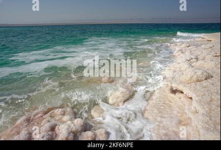 Das Tote Meer, Jordanien. Im Toten Meer gibt es nichts lebendiges. Über 400 Meter unter dem Meeresspiegel. Stockfoto