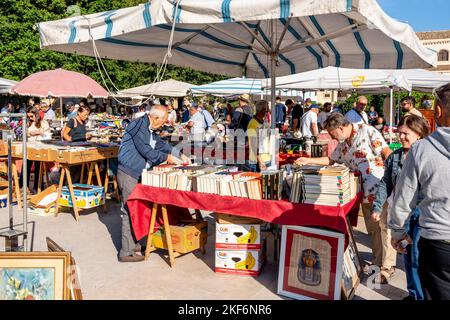 Die Einheimischen Lesen Bücher Auf Dem Sunday Antiques Market Auf Der Piazza Santa Lucia, Syrakus (Siracusa), Sizilien, Italien Stockfoto