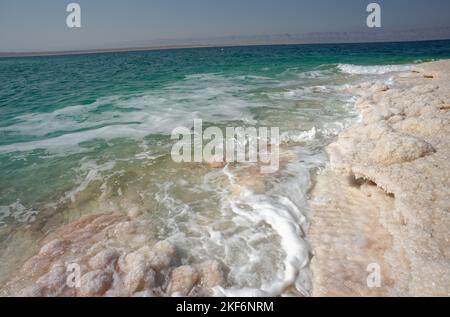 Das Tote Meer, Jordanien. Im Toten Meer gibt es nichts lebendiges. Über 400 Meter unter dem Meeresspiegel. Stockfoto