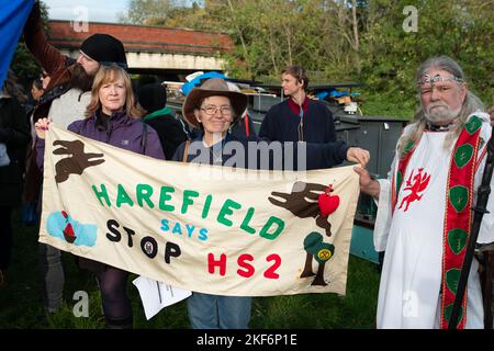 Harefield, Großbritannien. 16.. November 2022. Heute fand in Harefield am Grand Union Canal ein Protest der „Stop HS2 Water Justice“ statt, an dem Anwohner und Stop HS2-Demonstranten teilnahmen. Sarah Green von der Hillingdon Green Party erklärte, dass die Blackford Wasserpumpstation aufgrund des Eisenbahnprojekts High Speed 2 HS2 geschlossen wurde und dass in der lokalen Wasserquelle, die einen Teil des Londoner Trinkwassers versorgt, in das HS2 gebohrt haben, Kontamination gefunden wurde Der Kreidewasserleiter für den Bau der HS2 Eisenbahnviadukte. Stonehenge Senior Druid King Arthur Pendragon kam, um zu segnen Stockfoto