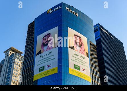 Seoul, Südkorea. 16.. November 2022. Die S-Oil-Werbung, in der der Besuch des Saudi-arabischen Kronprinzen Mohammed bin Salman in Südkorea begrüßt wird, hängt an der Außenwand des Hauptquartiers des Ölraffiners in Seoul im Besitz des Aramco. Einen Tag vor seinem Besuch in Seoul, um sich mit den Leitern der führenden südkoreanischen Konglomerate im Zusammenhang mit Bauprojekten in Neom, einem saudischen Smart-City-Projekt, das vom Kronprinzen betreut wird, zu treffen. (Bild: © Kim Jae-Hwan/SOPA Images via ZUMA Press Wire) Stockfoto