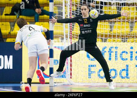 SKOPJE, MAZEDONIEN - 16. NOVEMBER: Alina Grijseels aus Deutschland und Diana Ciuca aus Rumänien während der Hauptrunde - EHF EURO 2022 Spiel zwischen Rumänien und Deutschland in der Arena Boris Trajkovski am 16. November 2022 in Skopje, Mazedonien (Foto: Henk Seppen/Orange Picches) Stockfoto