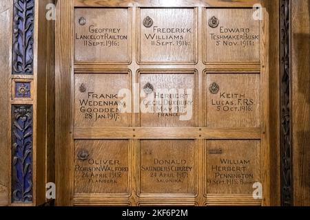 Im Inneren der Memorial Chapel in St. Mark's Church, Farnborough, Hampshire, England, Großbritannien, Namen von Menschen, die während des Ersten Weltkriegs ihr Leben gaben. Stockfoto