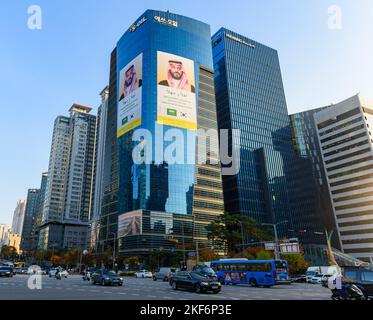 Seoul, Südkorea. 16.. November 2022. Die S-Oil-Werbung, in der der Besuch des Saudi-arabischen Kronprinzen Mohammed bin Salman in Südkorea begrüßt wird, hängt an der Außenwand des Hauptquartiers des Ölraffiners in Seoul im Besitz des Aramco. Einen Tag vor seinem Besuch in Seoul, um sich mit den Leitern der führenden südkoreanischen Konglomerate im Zusammenhang mit Bauprojekten in Neom, einem saudischen Smart-City-Projekt, das vom Kronprinzen betreut wird, zu treffen. (Bild: © Kim Jae-Hwan/SOPA Images via ZUMA Press Wire) Stockfoto