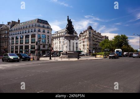 Paris, Frankreich - 16. Juli 2022: Ansicht des Denkmals mit einer Bronzestatue, die de Moncey gewidmet ist, auf dem Place de Clichy, Boulevard des Batignolles Stockfoto