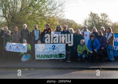 Harefield, Großbritannien. 16.. November 2022. Heute fand in Harefield am Grand Union Canal ein Protest der „Stop HS2 Water Justice“ statt, an dem Anwohner und Stop HS2-Demonstranten teilnahmen. Sarah Green von der Hillingdon Green Party erklärte, dass die Blackford Wasserpumpstation aufgrund des Eisenbahnprojekts High Speed 2 HS2 geschlossen wurde und dass in der lokalen Wasserquelle, die einen Teil des Londoner Trinkwassers versorgt, in das HS2 gebohrt haben, Kontamination gefunden wurde Der Kreidewasserleiter für den Bau der HS2 Eisenbahnviadukte. Stonehenge Senior Druid King Arthur Pendragon kam, um zu segnen Stockfoto