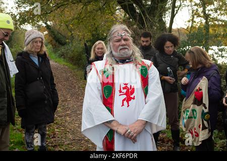 Harefield, Großbritannien. 16.. November 2022. Stonehenge Senior Druid King Arthur Pendragon (im Bild) kam, um das von HS2 betroffene Wasser zu segnen. Heute fand in Harefield am Grand Union Canal ein Protest der „Stop HS2 Water Justice“ statt, an dem Anwohner und Stop HS2-Demonstranten teilnahmen. Sarah Green von der Hillingdon Green Party erklärte, dass die Blackford Wasserpumpstation aufgrund des Eisenbahnprojekts High Speed 2 HS2 geschlossen wurde und dass in der lokalen Wasserquelle, die einen Teil des Londoner Trinkwassers versorgt, in das HS2 gebohrt haben, Kontamination gefunden wurde Der Kreidewasserleiter für den con Stockfoto