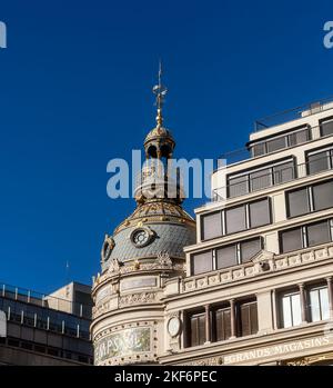 Paris, Frankreich - 16. Juli 2022: Blick auf das Printemps Haussmann, eines der größten Geschäfte in Paris, das die wichtigsten Mode-, Beauty- und Inte-Geschäfte vertreibt Stockfoto