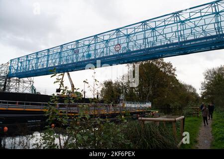 Harefield, Großbritannien. 16.. November 2022. Eine Pipeline über dem Canal Grande, die angeblich bis HS2 kontaminiertes Wasser abtransportiert. Heute fand in Harefield am Grand Union Canal ein Protest der „Stop HS2 Water Justice“ statt, an dem Anwohner und Stop HS2-Demonstranten teilnahmen. Sarah Green von der Hillingdon Green Party erklärte, dass die Blackford Wasserpumpstation aufgrund des Eisenbahnprojekts High Speed 2 HS2 geschlossen wurde und dass in der lokalen Wasserquelle, die einen Teil des Londoner Trinkwassers versorgt, in das HS2 gebohrt haben, Kontamination gefunden wurde Der Kreidewasserleiter für den Konst Stockfoto