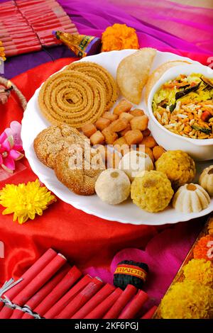 Diwali Snacks Diwali faral, Diwali Spezielle süße und salzige Snacks, Festival Snacks aus Maharashtra, Indien. Stockfoto