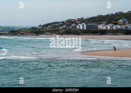 County Cork, Irland, 17. Juli 2022. Die Iren entspannen an einem Sommertag an der Küste bei Clonakilty. Inchydoney Strand, Meereslandschaft. Stockfoto