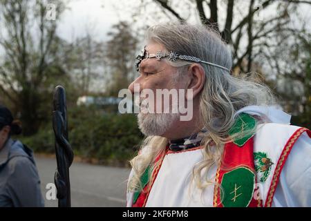 Harefield, Großbritannien. 16.. November 2022. Heute fand in Harefield am Grand Union Canal ein Protest der „Stop HS2 Water Justice“ statt, an dem Anwohner und Stop HS2-Demonstranten teilnahmen. Sarah Green von der Hillingdon Green Party erklärte, dass die Blackford Wasserpumpstation aufgrund des Eisenbahnprojekts High Speed 2 HS2 geschlossen wurde und dass in der lokalen Wasserquelle, die einen Teil des Londoner Trinkwassers versorgt, in das HS2 gebohrt haben, Kontamination gefunden wurde Der Kreidewasserleiter für den Bau der HS2 Eisenbahnviadukte. Stonehenge Senior Druid King Arthur Pendragon (im Bild) ca. Stockfoto