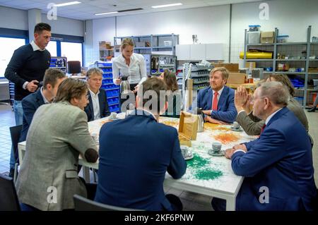 Nedstack, Niederlande, 16/11/2022, König Willem-Alexander aus den Niederlanden bei einem Besuch des Wasserstoff-Clusters im Kleefse Waard Industrial Park am 16. November 2022 in Nedstack in Arnhem erfährt er drei verschiedene Prozesse, die Nedstack bei der Realisierung von PEM-Brennstoffzellenlösungen durchläuft. Die Zellen, die Stacks und der Elektrolyseur-Teststandort werden berücksichtigt Foto: Albert Nieboer/Netherlands OUT/Point de Vue OUT Stockfoto