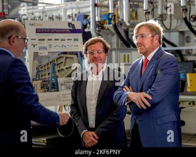 Nedstack, Niederlande, 16/11/2022, König Willem-Alexander aus den Niederlanden bei einem Besuch des Wasserstoff-Clusters im Kleefse Waard Industrial Park am 16. November 2022 in Nedstack in Arnhem erfährt er drei verschiedene Prozesse, die Nedstack bei der Realisierung von PEM-Brennstoffzellenlösungen durchläuft. Die Zellen, die Stacks und der Elektrolyseur-Teststandort werden berücksichtigt Foto: Albert Nieboer/Netherlands OUT/Point de Vue OUT Stockfoto