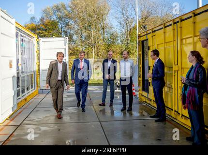 Nedstack, Niederlande, 16/11/2022, König Willem-Alexander aus den Niederlanden bei einem Besuch des Wasserstoff-Clusters im Kleefse Waard Industrial Park am 16. November 2022 in Nedstack in Arnhem erfährt er drei verschiedene Prozesse, die Nedstack bei der Realisierung von PEM-Brennstoffzellenlösungen durchläuft. Die Zellen, die Stacks und der Elektrolyseur-Teststandort werden berücksichtigt Foto: Albert Nieboer/Netherlands OUT/Point de Vue OUT Stockfoto