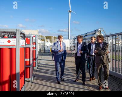 Nedstack, Niederlande, 16/11/2022, König Willem-Alexander aus den Niederlanden bei einem Besuch des Wasserstoff-Clusters im Kleefse Waard Industrial Park am 16. November 2022 in Nedstack in Arnhem erfährt er drei verschiedene Prozesse, die Nedstack bei der Realisierung von PEM-Brennstoffzellenlösungen durchläuft. Die Zellen, die Stacks und der Elektrolyseur-Teststandort werden berücksichtigt Foto: Albert Nieboer/Netherlands OUT/Point de Vue OUT Stockfoto