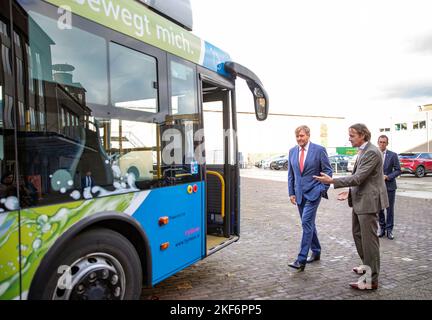 Nedstack, Niederlande, 16/11/2022, König Willem-Alexander aus den Niederlanden bei einem Besuch des Wasserstoff-Clusters im Kleefse Waard Industrial Park am 16. November 2022 in Nedstack in Arnhem erfährt er drei verschiedene Prozesse, die Nedstack bei der Realisierung von PEM-Brennstoffzellenlösungen durchläuft. Die Zellen, die Stacks und der Elektrolyseur-Teststandort werden berücksichtigt Foto: Albert Nieboer/Netherlands OUT/Point de Vue OUT Stockfoto