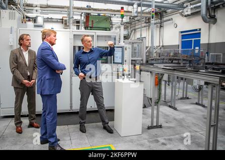 Nedstack, Niederlande, 16/11/2022, König Willem-Alexander aus den Niederlanden bei einem Besuch des Wasserstoff-Clusters im Kleefse Waard Industrial Park am 16. November 2022 in Nedstack in Arnhem erfährt er drei verschiedene Prozesse, die Nedstack bei der Realisierung von PEM-Brennstoffzellenlösungen durchläuft. Die Zellen, die Stacks und der Elektrolyseur-Teststandort werden berücksichtigt Foto: Albert Nieboer/Netherlands OUT/Point de Vue OUT Stockfoto