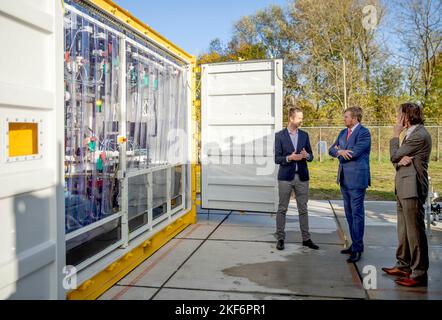 Nedstack, Niederlande, 16/11/2022, König Willem-Alexander aus den Niederlanden bei einem Besuch des Wasserstoff-Clusters im Kleefse Waard Industrial Park am 16. November 2022 in Nedstack in Arnhem erfährt er drei verschiedene Prozesse, die Nedstack bei der Realisierung von PEM-Brennstoffzellenlösungen durchläuft. Die Zellen, die Stacks und der Elektrolyseur-Teststandort werden berücksichtigt Foto: Albert Nieboer/Netherlands OUT/Point de Vue OUT Stockfoto