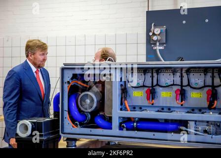 Nedstack, Niederlande, 16/11/2022, König Willem-Alexander aus den Niederlanden bei einem Besuch des Wasserstoff-Clusters im Kleefse Waard Industrial Park am 16. November 2022 in Nedstack in Arnhem erfährt er drei verschiedene Prozesse, die Nedstack bei der Realisierung von PEM-Brennstoffzellenlösungen durchläuft. Die Zellen, die Stacks und der Elektrolyseur-Teststandort werden berücksichtigt Foto: Albert Nieboer/Netherlands OUT/Point de Vue OUT Stockfoto