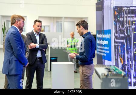 Nedstack, Niederlande, 16/11/2022, König Willem-Alexander aus den Niederlanden bei einem Besuch des Wasserstoff-Clusters im Kleefse Waard Industrial Park am 16. November 2022 in Nedstack in Arnhem erfährt er drei verschiedene Prozesse, die Nedstack bei der Realisierung von PEM-Brennstoffzellenlösungen durchläuft. Die Zellen, die Stacks und der Elektrolyseur-Teststandort werden berücksichtigt Foto: Albert Nieboer/Netherlands OUT/Point de Vue OUT Stockfoto