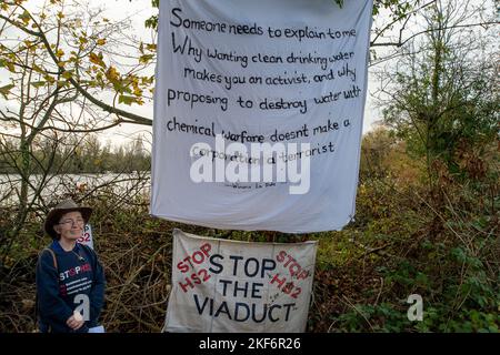 Harefield, Großbritannien. 16.. November 2022. Heute fand in Harefield am Grand Union Canal ein Protest der „Stop HS2 Water Justice“ statt, an dem Anwohner und Stop HS2-Demonstranten teilnahmen. Sarah Green (im Bild) von der Hillingdon Green Party erklärte, wie die Blackford Wasserpumpstation aufgrund des Hochgeschwindigkeits-Eisenbahnprojekts 2 HS2 geschlossen wurde und dass in der lokalen Wasserquelle, die einen Teil des Londoner Trinkwassers versorgt, wo HS2 gebohrt haben, Verunreinigungen gefunden wurden In den Kreidewasserleiter für den Bau der HS2 Eisenbahnviadukte. Stonehenge Senior Druid King Arthur Pendragon Ca Stockfoto