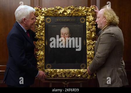 Der Konservator Adrian Phippen (rechts) und der Kunst- und Antiquitätenschriftsteller Duncan Phillipps mit William Shakespeare-Porträt des Künstlers Robert Peake, Es wird angenommen, dass es sich um das einzige signierte und datierte Bild des Dramatikers handelt, der zu seinen Lebzeiten geschaffen wurde und im Grosvenor House Hotel, London, ausgestellt wird, bevor es per Privatvertrag für eine Zahl von mehr als 10m £zum Verkauf angeboten wird. Bilddatum: Mittwoch, 16. November 2022. Stockfoto