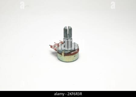 Ein variabler Widerstand oder Potentiometer mit Code B10K auf weißem Hintergrund. Stockfoto