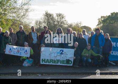 Harefield, Großbritannien. 16.. November 2022. Heute fand in Harefield am Grand Union Canal ein Protest der „Stop HS2 Water Justice“ statt, an dem Anwohner und Stop HS2-Demonstranten teilnahmen. Sarah Green von der Hillingdon Green Party erklärte, dass die Blackford Wasserpumpstation aufgrund des Eisenbahnprojekts High Speed 2 HS2 geschlossen wurde und dass in der lokalen Wasserquelle, die einen Teil des Londoner Trinkwassers versorgt, in das HS2 gebohrt haben, Kontamination gefunden wurde Der Kreidewasserleiter für den Bau der HS2 Eisenbahnviadukte. Stonehenge Senior Druid King Arthur Pendragon kam, um zu segnen Stockfoto