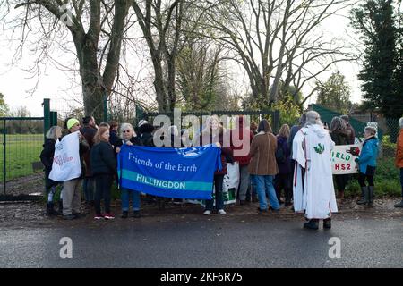 Harefield, Großbritannien. 16.. November 2022. Heute fand in Harefield am Grand Union Canal ein Protest der „Stop HS2 Water Justice“ statt, an dem Anwohner und Stop HS2-Demonstranten teilnahmen. Sarah Green von der Hillingdon Green Party erklärte, dass die Blackford Wasserpumpstation aufgrund des Eisenbahnprojekts High Speed 2 HS2 geschlossen wurde und dass in der lokalen Wasserquelle, die einen Teil des Londoner Trinkwassers versorgt, in das HS2 gebohrt haben, Kontamination gefunden wurde Der Kreidewasserleiter für den Bau der HS2 Eisenbahnviadukte. Stonehenge Senior Druid King Arthur Pendragon kam, um zu segnen Stockfoto